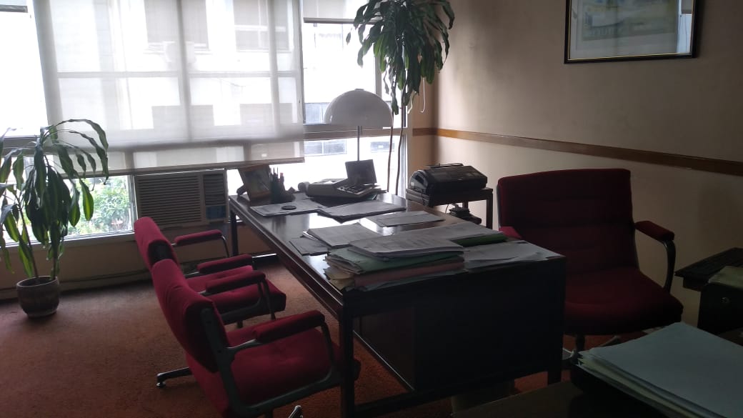 Oficina moderna de Estudio Contable Viviana Sosa en Av. Corrientes, Buenos Aires, destacando sobriedad y profesionalismo corporativo